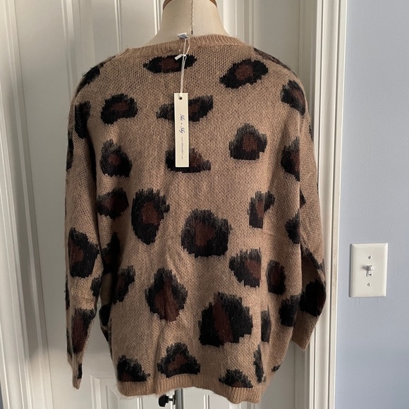 NEW She + Sky One Size Leopardd Animal Print Sweater Soft Fuzzy Cozy - Picture 3 of 9